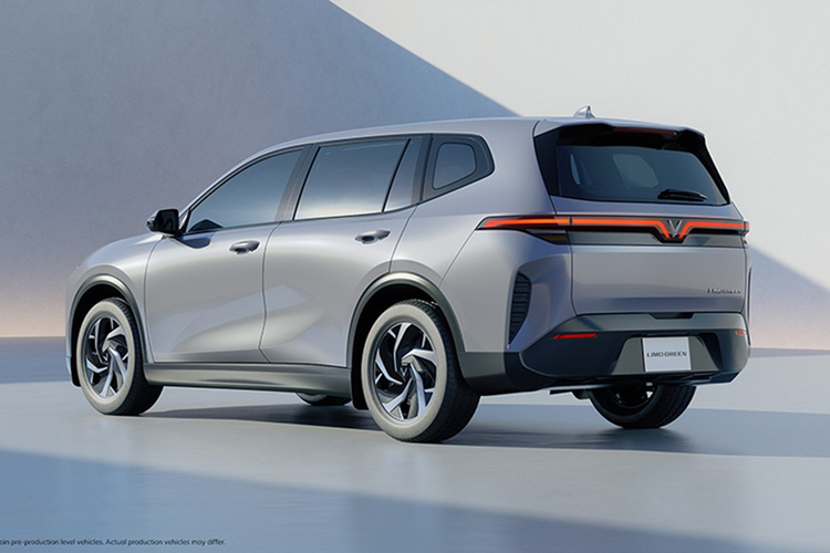 Trang bị an toàn trên Limo Green khá đầy đủ với hệ thống phanh ABS, phân phối lực phanh điện tử EBD, cân bằng điện tử, kiểm soát lực kéo và hỗ trợ khởi hành ngang dốc. Ngoài ra, xe còn có các tính năng an toàn như chống lật, ga tự động, hỗ trợ đỗ xe phía sau và túi khí bảo vệ người ngồi phía trước. Tuy nhiên, xe vẫn chưa được trang bị hệ thống hỗ trợ lái nâng cao ADAS.