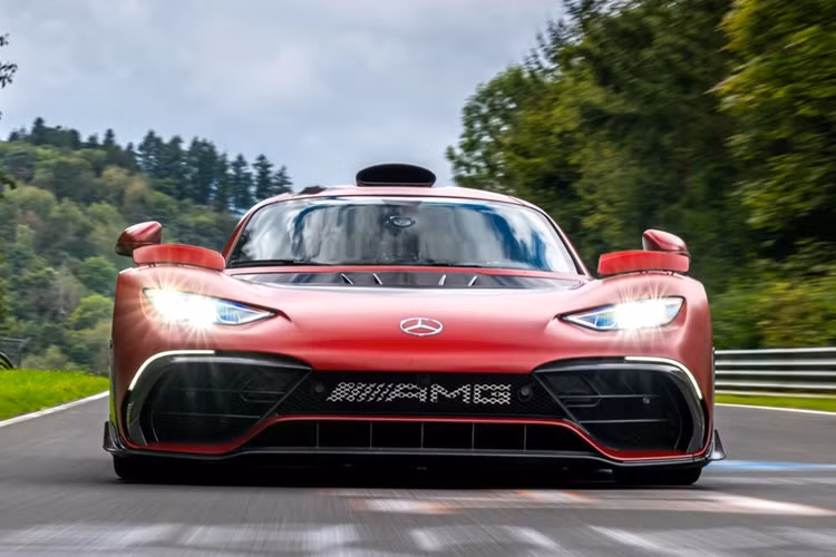 Cụ thể, với đường đua Nurburgring-Nordschleife dài 20,832 km, tay đua DTM Maro Engel tiếp tục xác lập kỷ lục mới với siêu xe này trong 6 phút 29,09 giây.