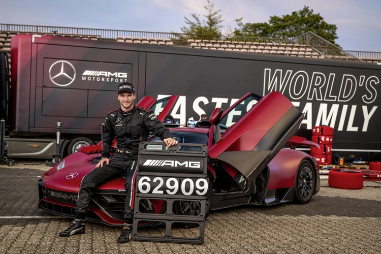 Hiện tại, vị trí số 1 tại trường đua này vẫn xướng tên siêu xe Mercedes-AMG One, mẫu hypercar sử dụng công nghệ từ những chiếc xe đua của đội Mercedes-AMG Petronas F1.