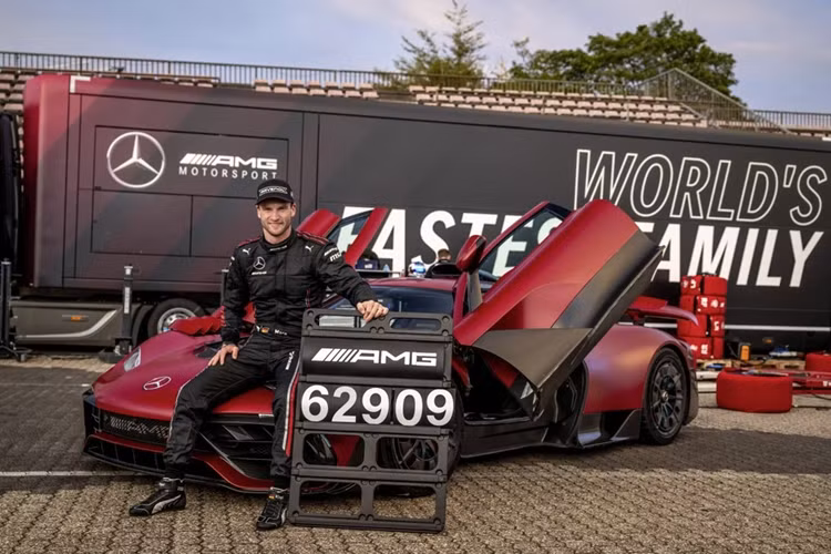 Hiện tại, vị trí số 1 tại trường đua này vẫn xướng tên siêu xe Mercedes-AMG One, mẫu hypercar sử dụng công nghệ từ những chiếc xe đua của đội Mercedes-AMG Petronas F1.