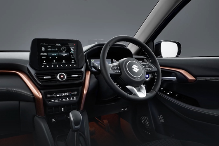 Đây là những tính năng thường chỉ thấy trên các dòng xe cao cấp, nay đã xuất hiện trên Grand Vitara. Ngoài ra, hệ thống điều hòa tự động hai vùng có thêm chức năng lọc bụi mịn PM2.5 và lọc không khí, phục vụ tốt hơn cho nhu cầu di chuyển trong đô thị đông đúc của Ấn Độ.