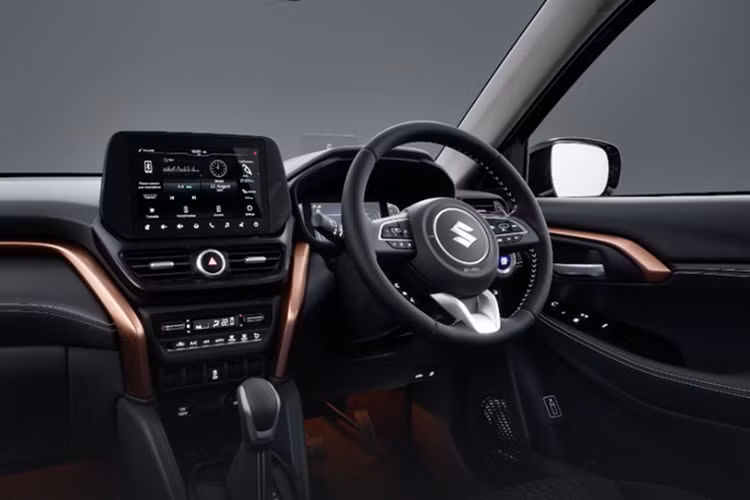 Đây là những tính năng thường chỉ thấy trên các dòng xe cao cấp, nay đã xuất hiện trên Grand Vitara. Ngoài ra, hệ thống điều hòa tự động hai vùng có thêm chức năng lọc bụi mịn PM2.5 và lọc không khí, phục vụ tốt hơn cho nhu cầu di chuyển trong đô thị đông đúc của Ấn Độ.