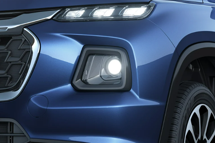 Lần đầu tiên trong phân khúc, phiên bản cận cao cấp được trang bị bảng đồng hồ kỹ thuật số hoàn toàn, tăng cường khả năng tùy biến và hiển thị thông tin. Xe có ghế lái chỉnh điện 8 hướng tích hợp thông gió, màn hình HUD, phanh tay điện tử đi kèm chức năng giữ phanh tự động (Auto Hold)