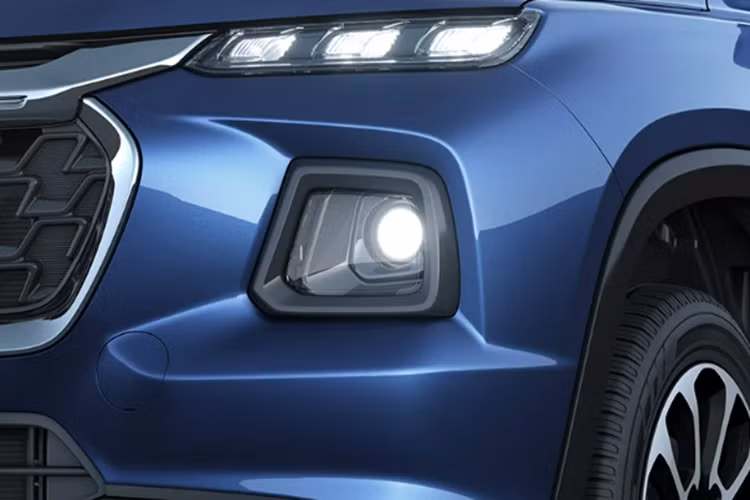 Lần đầu tiên trong phân khúc, phiên bản cận cao cấp được trang bị bảng đồng hồ kỹ thuật số hoàn toàn, tăng cường khả năng tùy biến và hiển thị thông tin. Xe có ghế lái chỉnh điện 8 hướng tích hợp thông gió, màn hình HUD, phanh tay điện tử đi kèm chức năng giữ phanh tự động (Auto Hold)