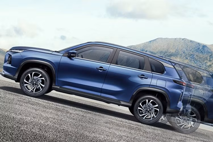 Mẫu xe SUV Suzuki Grand Vitara 2025 vẫn mang ngôn ngữ thiết kế thể thao với các đường nét dứt khoát, phần đầu mạnh mẽ và dáng dấp khỏe khoắn. Cụm đèn chiếu sáng LED vẫn xuất hiện trên các phiên bản cao cấp, đảm bảo khả năng chiếu sáng tối ưu và tạo điểm nhấn hiện đại cho phần đầu xe. Điểm thay đổi dễ nhận biết nhất nằm ở thiết kế mâm xe.