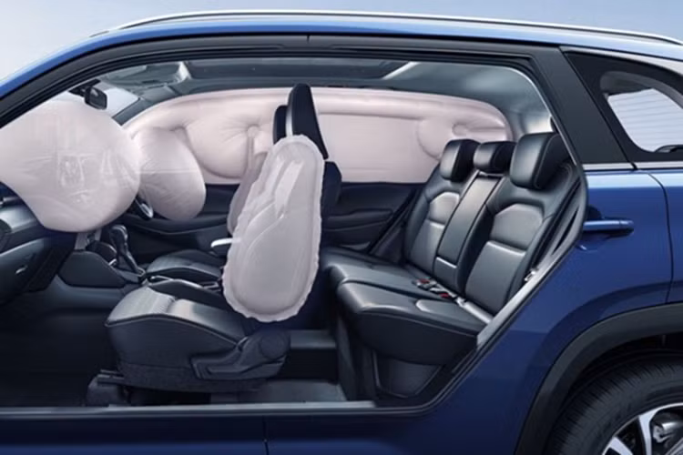 Trên bản cao cấp nhất, Grand Vitara 2025 được trang bị cửa sổ trời toàn cảnh, màn hình cảm ứng trung tâm 9 inch hỗ trợ kết nối Apple CarPlay/Android Auto không dây, hệ thống âm thanh Clarion cho chất lượng giải trí cao cấp hơn. Những trang bị này góp phần đưa mẫu SUV đô thị của Suzuki tiệm cận tiêu chuẩn của các dòng xe trung cấp.