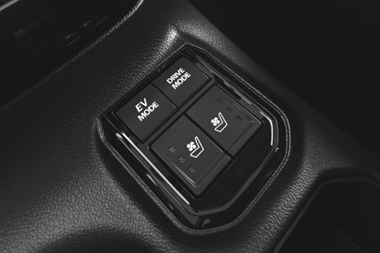 Cấu hình này đi kèm hộp số sàn 5 cấp hoặc số tự động 6 cấp, hướng đến khả năng vận hành tiết kiệm, phù hợp với điều kiện giao thông nội đô. Tùy chọn thứ hai là hệ truyền động hybrid toàn phần do Toyota phát triển, gồm động cơ xăng 1.5L kết hợp cùng mô-tơ điện và hộp số e-CVT.