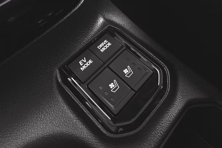 Cấu hình này đi kèm hộp số sàn 5 cấp hoặc số tự động 6 cấp, hướng đến khả năng vận hành tiết kiệm, phù hợp với điều kiện giao thông nội đô. Tùy chọn thứ hai là hệ truyền động hybrid toàn phần do Toyota phát triển, gồm động cơ xăng 1.5L kết hợp cùng mô-tơ điện và hộp số e-CVT.