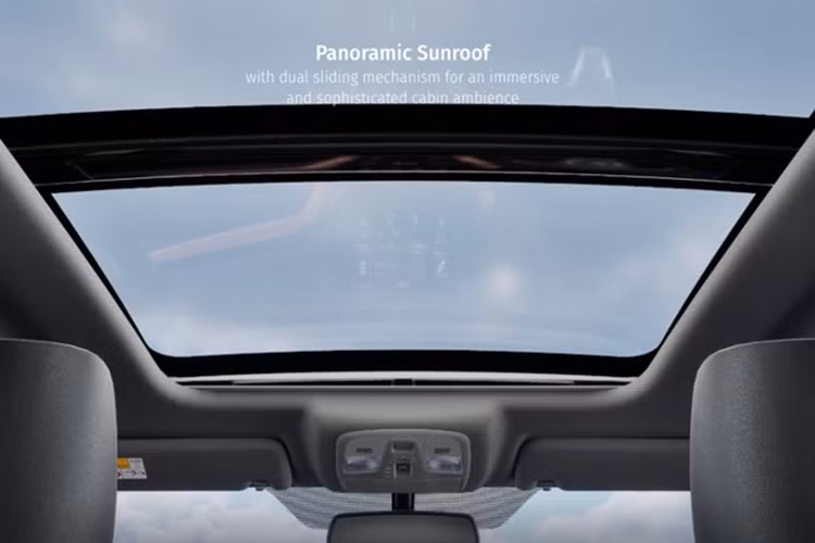 Suzuki Grand Vitara 2025 được trang bị 6 túi khí tiêu chuẩn trên toàn bộ các phiên bản. Xe cũng được bổ sung camera toàn cảnh 360 độ, hỗ trợ đỗ xe dễ dàng trong không gian chật hẹp, cũng như tăng cường tầm quan sát cho người lái. Những trang bị này giúp nâng cao đáng kể giá trị an toàn và tạo lợi thế cạnh tranh cho Grand Vitara trước các đối thủ.