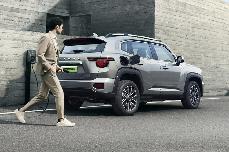 Để tham khảo, biến thể PHEV trong nước được cung cấp năng lượng bởi hệ thống hybrid cắm điện Hi4 của GWM bao gồm động cơ 1.5T và động cơ điện kép, kết hợp với hộp số DHT 2 tốc độ. Động cơ 1.5T cho công suất 123 kW/243 Nm hoặc 113 kW/233 Nm, tùy thuộc vào từng phiên bản.