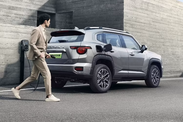 Để tham khảo, biến thể PHEV trong nước được cung cấp năng lượng bởi hệ thống hybrid cắm điện Hi4 của GWM bao gồm động cơ 1.5T và động cơ điện kép, kết hợp với hộp số DHT 2 tốc độ. Động cơ 1.5T cho công suất 123 kW/243 Nm hoặc 113 kW/233 Nm, tùy thuộc vào từng phiên bản.