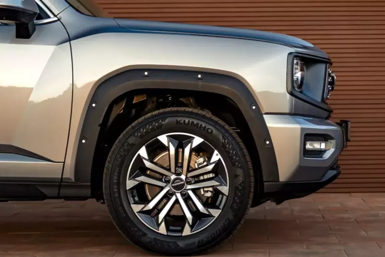 Ngoại hình của Haval H7 2025 mới phần lớn giống với phiên bản Haval Big Dog tại Trung Quốc. Mặt trước sử dụng đèn pha tròn và lưới tản nhiệt hình đa giác được trang trí bằng các chi tiết mạ crôm ma trận điểm và phần giữa được khảm logo chữ “HAVAL”.