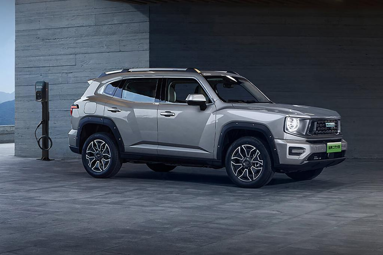 Chiếc xe chạy trên vành xe đa chấu, kết hợp với các chi tiết đinh tán tích hợp vào chân mày bánh xe. Thiết kế mui xe cũng đi kèm với giá để hành lý.