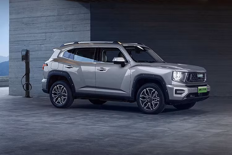 Chiếc xe chạy trên vành xe đa chấu, kết hợp với các chi tiết đinh tán tích hợp vào chân mày bánh xe. Thiết kế mui xe cũng đi kèm với giá để hành lý.