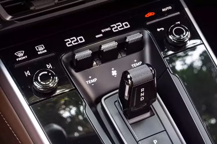 Trong khi đó, để có nội thất màu nâu và viền chỉ xám cùng 1 số chi tiết ốp carbon, chủ xe phải bỏ ra hơn 350 triệu đồng...