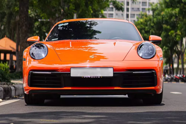 Chủ nhân chiếc siêu xe Porsche 911 này phải chi ra gần 9,5 tỷ đồng để cho xe lăn bánh, và nay đã bán lại cho 1 thương lái với giá không được tiết lộ, chỉ biết rằng, xe hiện đang tìm khách mới với giá 7,8 tỷ đồng. Trong đó, bảng tùy chọn của xe là 2 tỷ đồng.