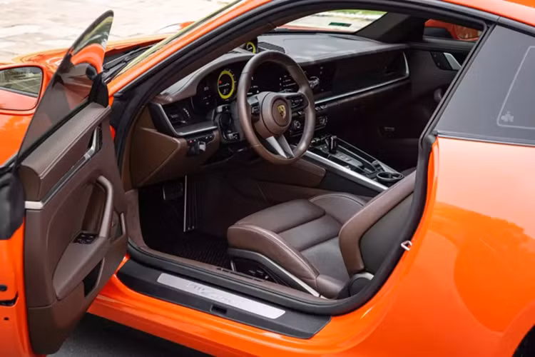 Chiếc xe Porsche 911 màu sơn độc này thuộc đời 2022, đăng ký lần đầu vào năm 2023. Xe hiện đã chạy hơn 11.000 km, màu sơn cam này có giá 176 triệu đồng, tùy chọn đắt nhất ở ngoại thất của xe là bộ mâm kiểu xe Turbo có kích thước 20 inch cho bánh trước và 21 inch bánh sau lên đến 236 triệu đồng.