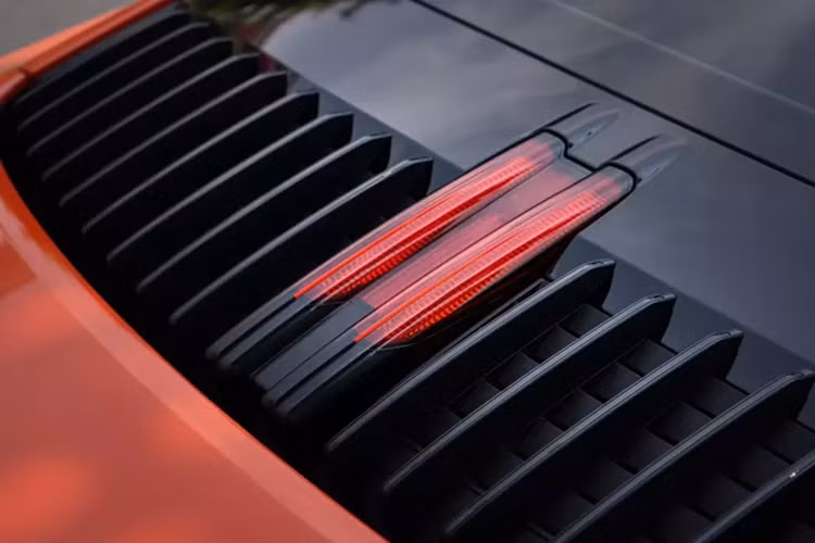 Porsche 911 thế hệ 992 được trang bị động cơ 6 xi-lanh, dung tích 3.0 lít, tăng áp kép, sản sinh công suất tối đa 385 mã lực, tăng 15 mã lực so với thế hệ cũ.