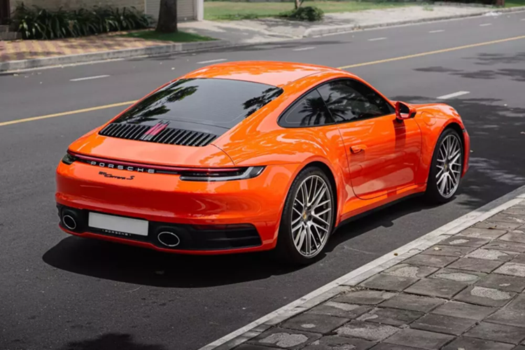 Porsche 911 Carrera giờ đây chỉ mất thời gian 3,7 giây để có thể tăng tốc từ vị trí xuất phát lên 100 km/h trước khi đạt vận tốc tối đa 308 km/h.