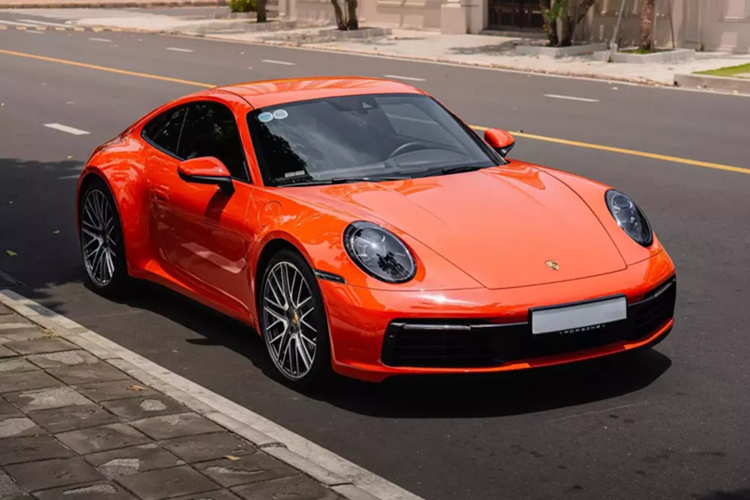 Số lượng các mẫu xe thể thao Porsche 911 đời 992 rao bán trên thị trường không hiếm, tuy nhiên, để tìm 1 chiếc xe mang màu sơn cam nguyên bản thì chỉ đếm trên đầu ngón tay, và 1 xe như vậy đang tìm khách với giá bán gần 8 tỷ đồng.