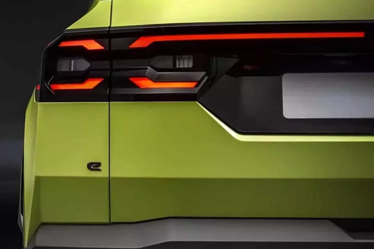 Những hình ảnh rò rỉ cho thấy mẫu xe SUV Jeep Compass mới sở hữu thiết kế vuông vức hơn so với thế hệ cũ. Những chiếc xe xuất hiện trong hình ảnh rò rỉ thuộc nhiều phiên bản khác nhau. Trong đó, chiếc xe màu xanh Neon có khả năng là phiên bản chạy điện hoàn toàn, thể hiện qua biểu tượng “e” ở nắp cốp sau.