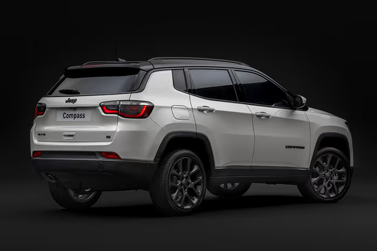 Stellantis đã xác nhận sẽ sản xuất và công bố giá xe Jeep Compass 2026 tại Ý vào cuối năm 2025. Ban đầu, các mẫu xe dành cho thị trường Bắc Mỹ dự kiến sẽ được lắp ráp tại Canada từ năm 2026. Tuy nhiên, do các vấn đề liên quan đến thuế quan của Mỹ đối với xe nhập khẩu, lịch ra mắt Compass ở thị trường này đã bị trì hoãn.