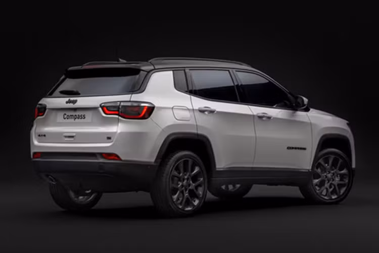 Stellantis đã xác nhận sẽ sản xuất và công bố giá xe Jeep Compass 2026 tại Ý vào cuối năm 2025. Ban đầu, các mẫu xe dành cho thị trường Bắc Mỹ dự kiến sẽ được lắp ráp tại Canada từ năm 2026. Tuy nhiên, do các vấn đề liên quan đến thuế quan của Mỹ đối với xe nhập khẩu, lịch ra mắt Compass ở thị trường này đã bị trì hoãn.
