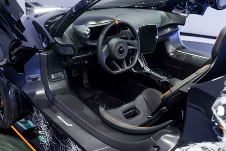 Nhưng sau này, Minh Nhựa tiết lộ mức giá xe McLaren Elva mà mình phải chi ra lên đến 8 triệu đô la (tương đường gần 190 tỷ đồng), cao hơn nhiều con số 143 tỷ đồng tiết lộ trước đó.