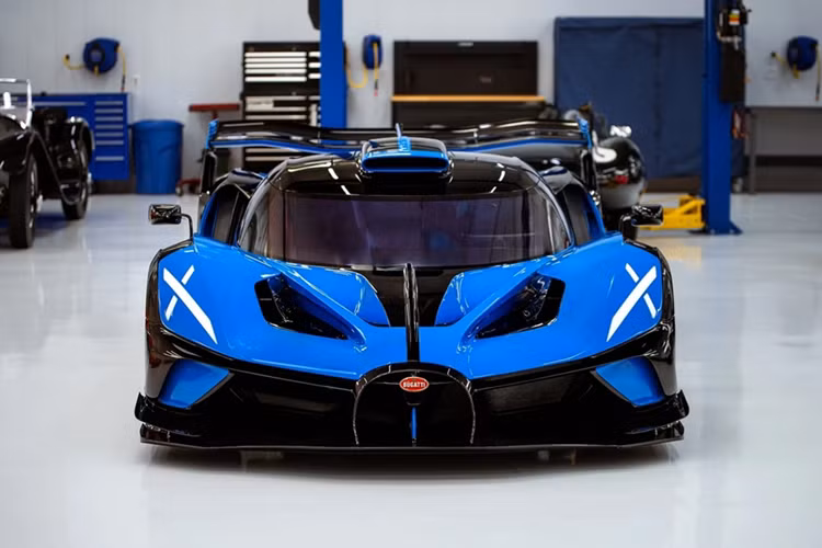 Bugatti Bolide vẫn sở hữu động cơ W16 dung tích 8.0L từ Chiron, công suất 1.600 mã lực và mô-men xoắn 1.600 Nm. Xe có khả năng tăng tốc 0-100 km/h trong 2,2 giây với tốc độ tối đa hơn 501 km/h.