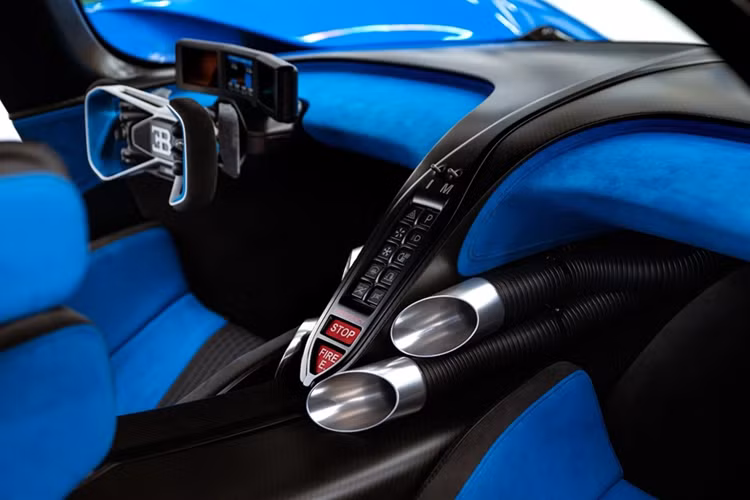 Lần đầu nội thất của siêu xe Bugatti Bolide được xuất hiện công khai, thay vì một số hình ảnh kỹ thuật số được chủ xe chia sẻ. Phong cách tối giản là điểm nổi bật của không gian này, bao gồm việc cần số truyền thống đã bị lược bỏ.