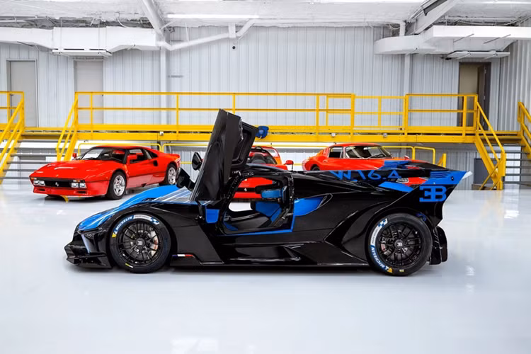 Bugatti chỉ sản suất 40 chiếc Bolide với mức giá khởi điểm 4,7 triệu USD (khoảng 114,5 tỷ đồng). Bên cạnh W16 Mistral, đây là 2 mẫu xe cuối cùng mang khối động cơ W16 trước khi chuyển sang cơ cấu động cơ V16 hút khí tự nhiên với công nghệ hybrid của chiếc Bugatti Tourbillon.