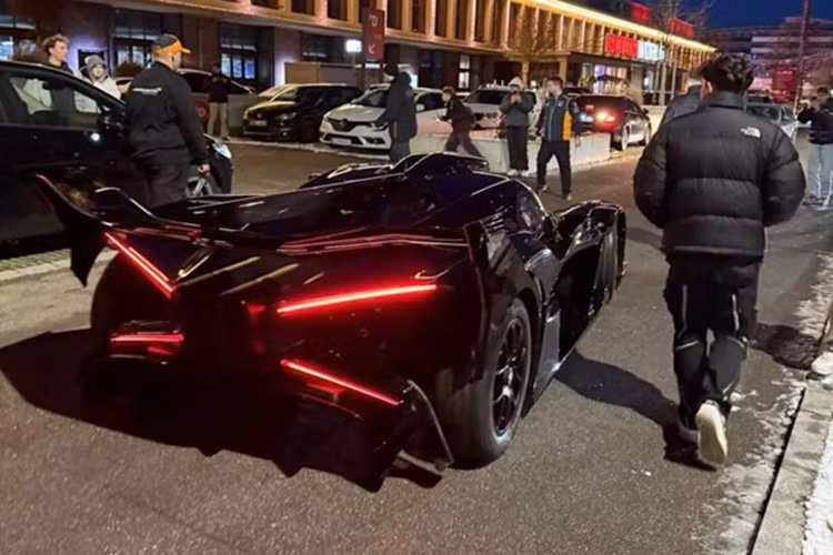 Khác với chiếc đầu tiên, ngoại thất của chiếc thứ 2 mang màu đen Nocturne và nội thất da lộn đen Beluga Black. Ngoài ra, một đại gia người Malaysia cũng đã đặt hàng mẫu xe này và chờ ngày được vận chuyển về đại lý Bugatti Singapore.