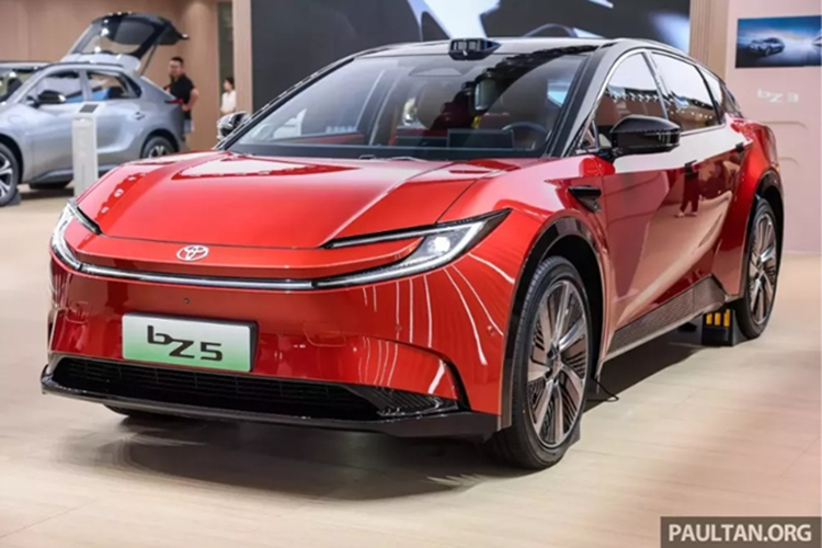 Toyota bZ5 2025 mới sở hữu kích thước chiều dài 4.780 mm, chiều rộng 1.866 mm, chiều cao 1.510 mm và chiều dài cơ sở đạt 2.880 mm. So với các đối thủ, bZ5 nổi bật với dáng xe thấp, rộng và trường, hứa hẹn không gian nội thất rộng rãi cùng khả năng vận hành ổn định ở tốc độ cao.