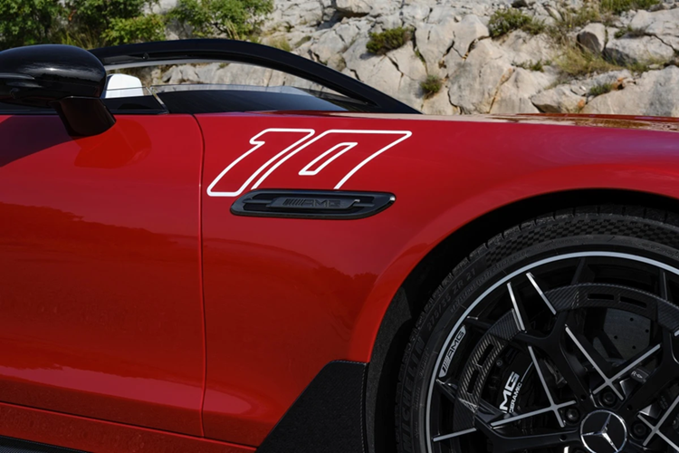 Đi kèm là cặp nón bảo hiểm thửa riêng cho Mercedes-AMG PureSpeed với phối màu tương đồng ngoại thất, giúp 2 người trên xe có thể giao tiếp hoặc nghe nhạc. Gói tùy chọn Motorsport Styling sở hữu 2 màu sơn tương phản là đỏ Le Mans Red và xám Graphite Grey với các họa tiết AMG.