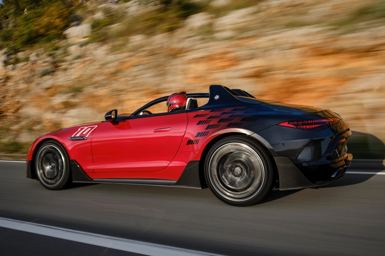 Đi kèm với động cơ này là hộp số 9 cấp AMG SPEEDSHIFT MCT 9G và hệ dẫn động 4 bánh toàn thời gian thông minh AMG Performance 4MATIC+. Mẫu speedster này có khả năng tăng tốc từ 0 lên 100 km/h chỉ trong 3,6 giây, trước khi đạt được vận tốc tối đa 315 km/h.