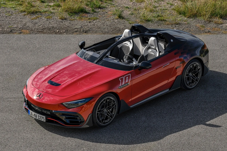 Thay thế cho cột A trên những chiếc SL-Class là 2 khung bảo vệ lật xe và cơ cấu an toàn HALO, vốn được sử dụng trên các mẫu xe đua F1 kể từ năm 2018.