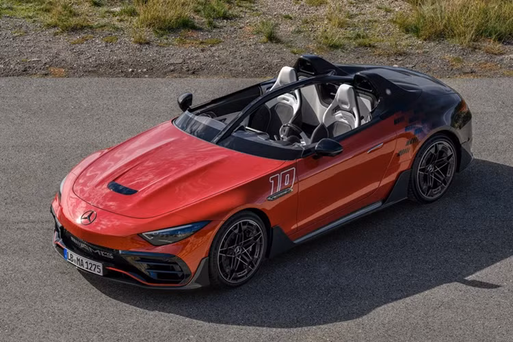 Thay thế cho cột A trên những chiếc SL-Class là 2 khung bảo vệ lật xe và cơ cấu an toàn HALO, vốn được sử dụng trên các mẫu xe đua F1 kể từ năm 2018.