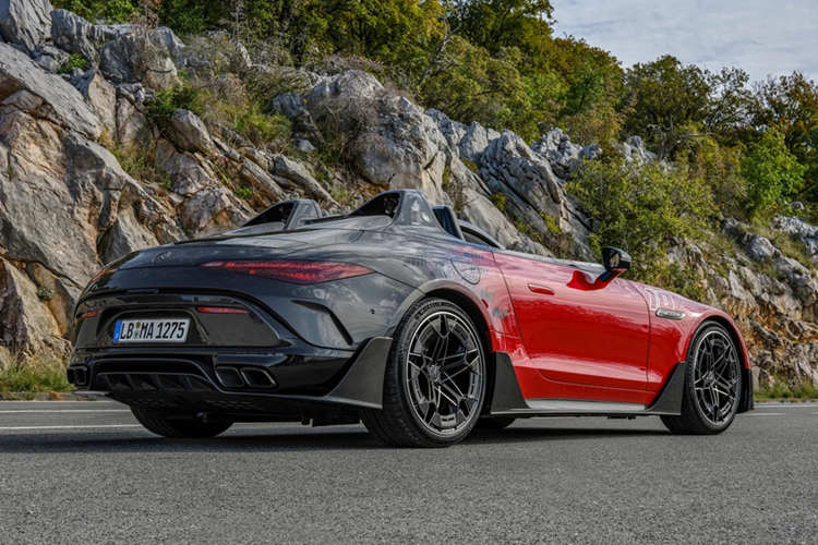 Được phát triển trên nền tảng SL-Class, siêu phẩm Mercedes-AMG PureSpeed cũng là mẫu xe đầu tiên thuộc dải sản phẩm cao cấp Mythos Series, được lấy cảm hứng từ những mẫu xe đua huyền thoại của thương hiệu.