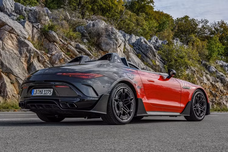 Được phát triển trên nền tảng SL-Class, siêu phẩm Mercedes-AMG PureSpeed cũng là mẫu xe đầu tiên thuộc dải sản phẩm cao cấp Mythos Series, được lấy cảm hứng từ những mẫu xe đua huyền thoại của thương hiệu.