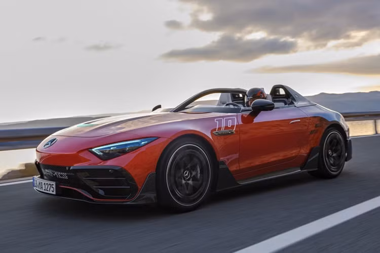 Xe cũng được bổ sung chức năng đánh lái bánh sau giúp tối ưu khả năng vận hành trên mọi dải tốc độ. Mercedes-AMG PureSpeed đã chính thức xuất hiện tại chặng đua F1 Abu Dhabi Grand Prix 2024. Mức giá của mẫu siêu xe giới hạn 250 chiếc này không được tiết lộ.