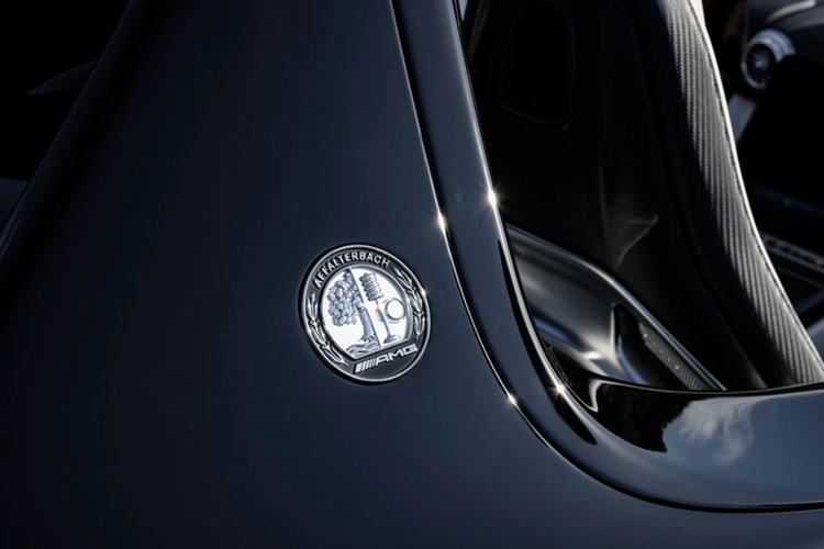 Số đeo 10 tri ân cho huyền thoại Mercedes 2-Liter Rennwagen chiến thắng chặng đua Targa Florio vào năm 1924. Trong khi đó, logo AMG được đặt ở khung bảo vệ chống lật phía sau tựa đầu lấy cảm hứng từ chiếc 300 SLR giành chiến thắng tại chặng đua Mille Miglia năm 1955.