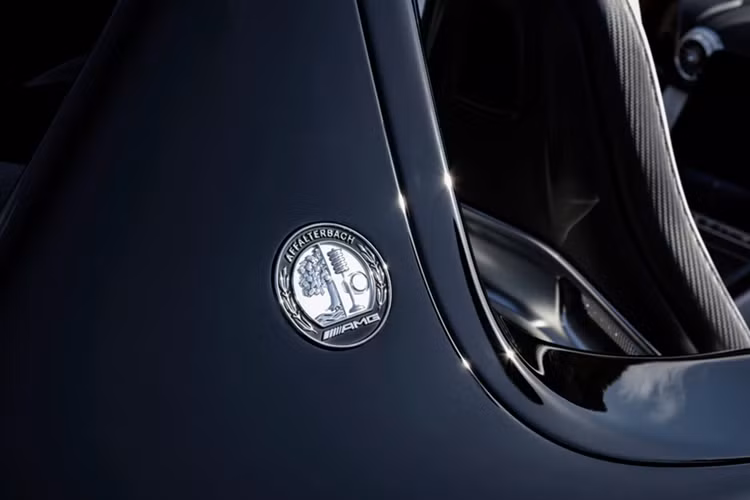 Số đeo 10 tri ân cho huyền thoại Mercedes 2-Liter Rennwagen chiến thắng chặng đua Targa Florio vào năm 1924. Trong khi đó, logo AMG được đặt ở khung bảo vệ chống lật phía sau tựa đầu lấy cảm hứng từ chiếc 300 SLR giành chiến thắng tại chặng đua Mille Miglia năm 1955.