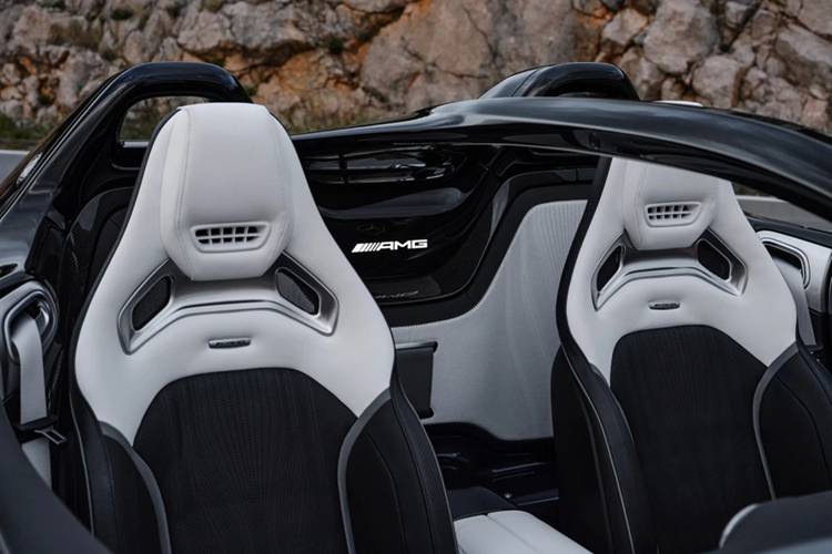 Khoang lái được phối 2 tông màu tương phản trắng Crystal White/ đen. Xe được trang bị tiêu chuẩn vô lăng AMG Performance và ghế thể thao AMG Performance với phần ốp lưng bằng sợi carbon, bổ sung thêm chức năng sưởi ấm vai và gáy.