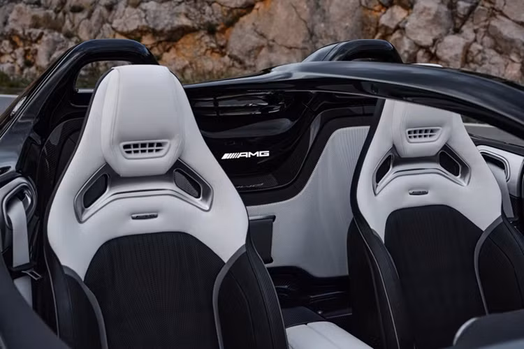 Khoang lái được phối 2 tông màu tương phản trắng Crystal White/ đen. Xe được trang bị tiêu chuẩn vô lăng AMG Performance và ghế thể thao AMG Performance với phần ốp lưng bằng sợi carbon, bổ sung thêm chức năng sưởi ấm vai và gáy.