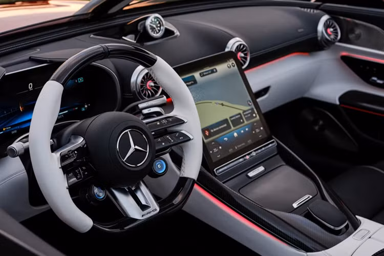 Với lần ra mắt này, những chủ nhân của Mercedes-AMG PureSpeed hoàn toàn mới có thể chiêm ngưỡng trực tiếp thiết kế nội thất của mẫu speedster này. Tuy vậy, thiết kế nội thất của PureSpeed không có quá nhiều thay đổi so với các mẫu SL-Class tiêu chuẩn.