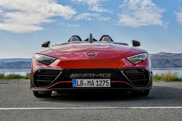 Ngoại thất của phiên bản chính thức không có nhiều sự khác biệt so với lần ra mắt vào tháng 5/2024 với phần thân thấp, nắp capo dài cũng như mũi xe cá mập.