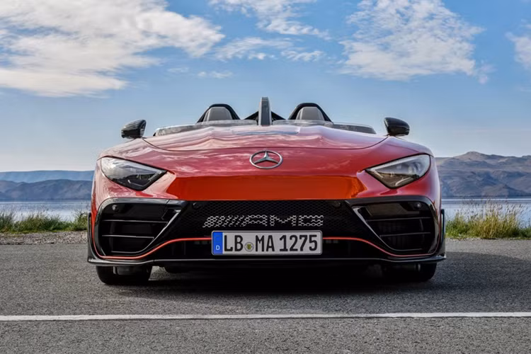 Ngoại thất của phiên bản chính thức không có nhiều sự khác biệt so với lần ra mắt vào tháng 5/2024 với phần thân thấp, nắp capo dài cũng như mũi xe cá mập.