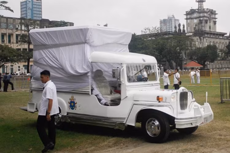 Khi đến Philippines năm 2015, Giáo hoàng tiếp tục gây ấn tượng khi lựa chọn di chuyển bằng Jeepney, phương tiện giao thông phổ biến tại quốc gia này. Bên cạnh đó, ông còn sử dụng một chiếc Isuzu D-Max, mẫu bán tải phổ thông hiện đang được trưng bày tại một showroom ở Philippines.