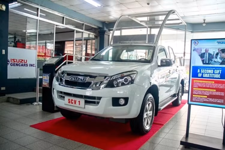 Tại Peru, Giáo hoàng Francis sử dụng Jeep Wrangler màu trắng, đi kèm huy hiệu Vatican. Đây là thiết kế quen thuộc trên nhiều dòng Popemobile.