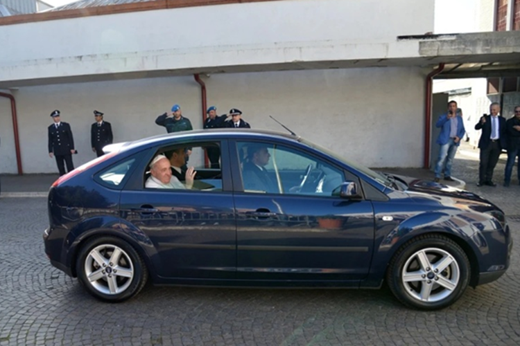 Ngoài ra, ông cũng thường chọn dùng mẫu Ford Focus của đội cận vệ Vatican thay vì yêu cầu một chiếc Popemobile riêng biệt.